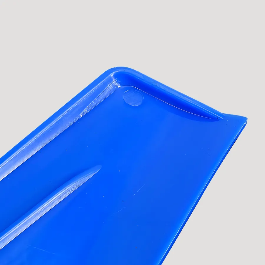 Anti freezing and manure cleaning tool for cattle farms -40cm polypropylene manure shovel, resistant to minus 40C low temperature without brittle cracking