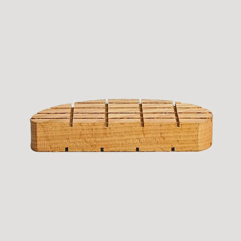 Cows and wooden hoof pads for reducing pressure and relieving pain