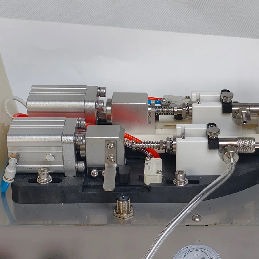 The automatic pneumatic chicken vaccine applicator can be reused with 0.05-0.5ml veterinary syringes, suitable for 1-7 day old chicken vaccine machines and poultry use