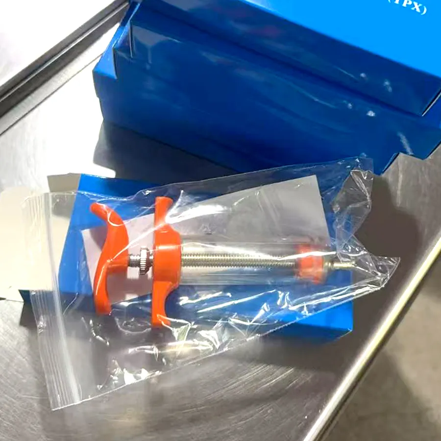 Veterinary syringes are equipped with optional needles of 10ml, 20ml, 30ml, and 50ml, made of medical grade plastic